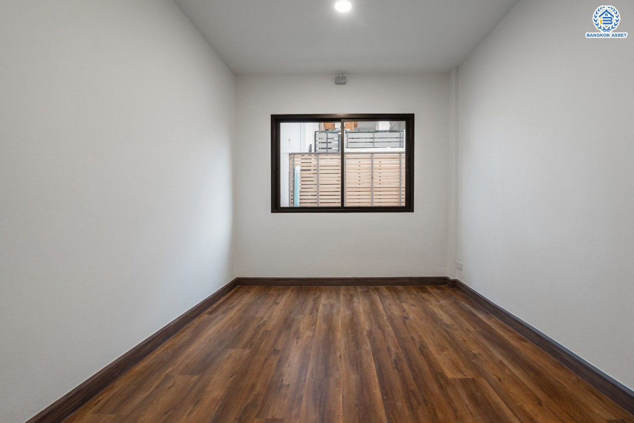 บ้านมือสองตกแต่งใหม่ ม.นาคนิวาส37 ลาดพร้าว เนื้อที่ 28 ตร.ว. ฟังก์ชัน 4 ห้องนอน 3 ห้องน้ำ 1 ที่จอดรถ พร้อม บนทำเลใจกลางเมือง! เชื่อมต่อทั้งถนนประเสริฐมนูญกิจ, เกษตร-นวมินทร์, ลาดพร้าว, รัชโยธินฯ ใกล้ทางด่วนฉลองรัช และรถไฟฟ้าสายสีน้ำเงิน "สถานีลาดพร้าว"...